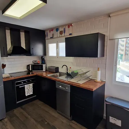 Stylish & Fully Furnished 3 Bedrooms Flat -4 Min Walk To Beautiful Аликанте